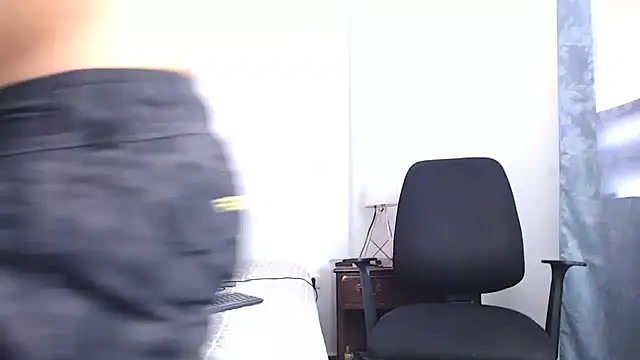 Snapshot of Sanit_Di chatting on 02-20-26, 07:14 Sanit Di online show from 02-20-26, 07:14