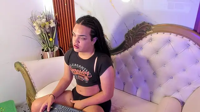 Snapshot of KarineWine chatting on 05-09-26, 05:45 KarineWine online show from 05-09-26, 05:45