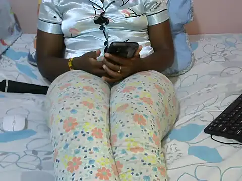 Snapshot of winnie254 chatting on 10-14-25, 04:08 winnie254 online show from 10-14-25, 04:08