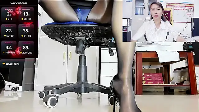 Snapshot of andii-1 chatting on 11-14-25, 05:50 andii-1 online show from 11-14-25, 05:50