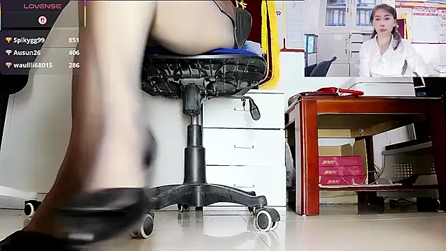 Snapshot of andii-1 chatting on 11-15-25, 02:31 andii-1 online show from 11-15-25, 02:31