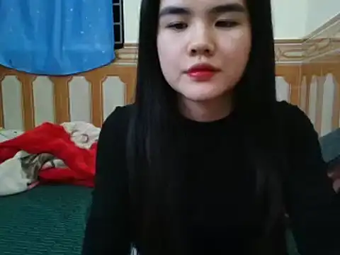 Snapshot of Yin-girl chatting on 01-07-25, 11:58 Yin-girl online show from 01-07-25, 11:58