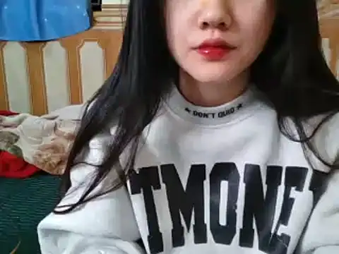 Snapshot of Yin-girl chatting on 02-17-25, 11:44 Yin-girl online show from 02-17-25, 11:44