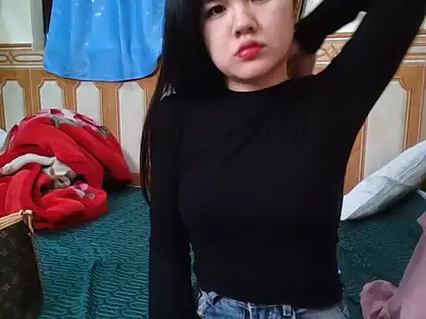 Snapshot of Yin-girl chatting on 02-20-25, 11:42 Yin-girl online show from 02-20-25, 11:42