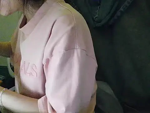 Snapshot of Yin-girl chatting on 10-08-25, 08:17 Yin-girl online show from 10-08-25, 08:17