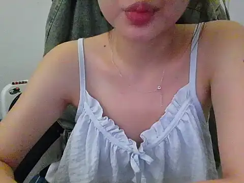 Snapshot of Yin-girl chatting on 10-11-25, 11:36 Yin-girl online show from 10-11-25, 11:36