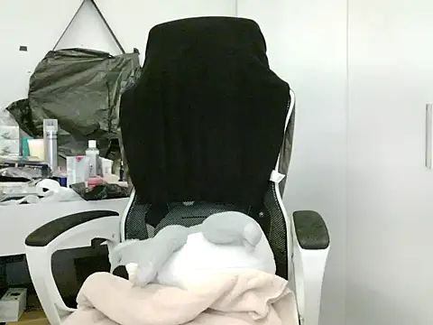 Snapshot of Yin-girl chatting on 10-16-25, 07:48 Yin-girl online show from 10-16-25, 07:48