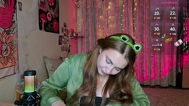 Snapshot of LisaCase chatting on 10-13-25, 04:07 LisaCase online show from 10-13-25, 04:07