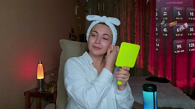 Snapshot of LisaCase chatting on 11-28-25, 03:04 LisaCase online show from 11-28-25, 03:04