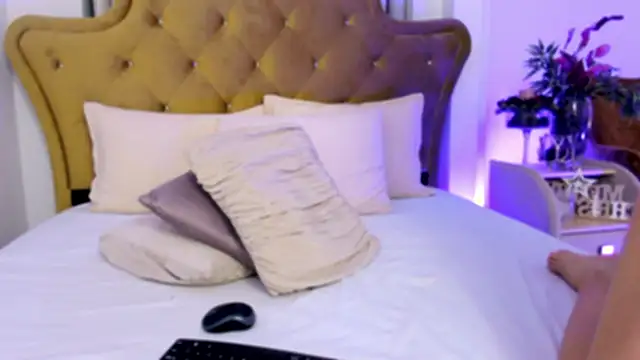 Snapshot of beauty_luna18 chatting on 12-18-24, 06:14 beauty luna18 online show from 12-18-24, 06:14