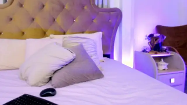 Snapshot of beauty_luna18 chatting on 01-23-25, 06:03 beauty luna18 online show from 01-23-25, 06:03