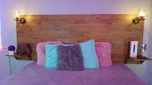 MOLLYWOODD online show from 09-25-25, 01:15