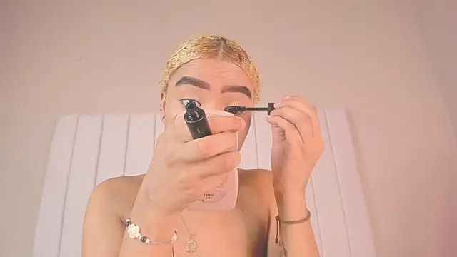 Snapshot of julieta_flower chatting on 02-21-25, 02:06 julieta flower online show from 02-21-25, 02:06