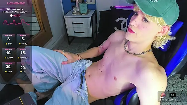 Snapshot of VladHellsing4 chatting on 09-10-25, 02:39 VladHellsing4 online show from 09-10-25, 02:39