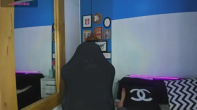 Snapshot of VladHellsing4 chatting on 11-05-25, 01:44 VladHellsing4 online show from 11-05-25, 01:44