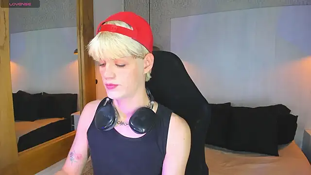 VladHellsing4 online show from 03-10-26, 02:22