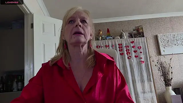 Snapshot of TopazCamgirl chatting on 04-15-26, 03:30 TopazCamgirl online show from 04-15-26, 03:30