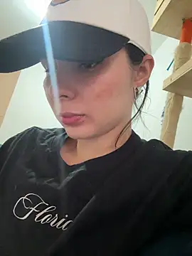Snapshot of SofiaG_ chatting on 02-04-25, 02:10 SofiaG  online show from 02-04-25, 02:10