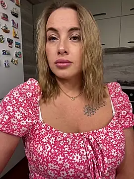 Snapshot of Cute_Hot_Alice chatting on 06-12-26, 09:25 Cute Hot Alice online show from 06-12-26, 09:25