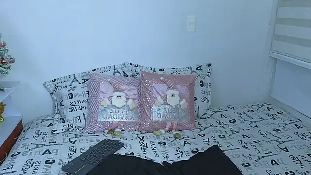 Snapshot of Lorenne_Miller chatting on 12-17-24, 12:45 Lorenne Miller online show from 12-17-24, 12:45