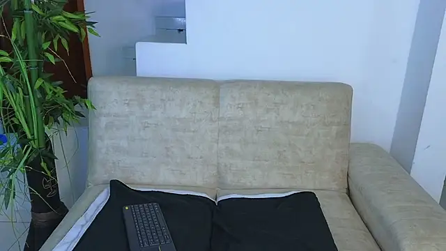 Snapshot of Lorenne_Miller chatting on 09-28-25, 04:07 Lorenne Miller online show from 09-28-25, 04:07