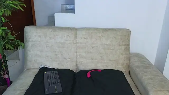 Snapshot of Lorenne_Miller chatting on 10-19-25, 04:57 Lorenne Miller online show from 10-19-25, 04:57