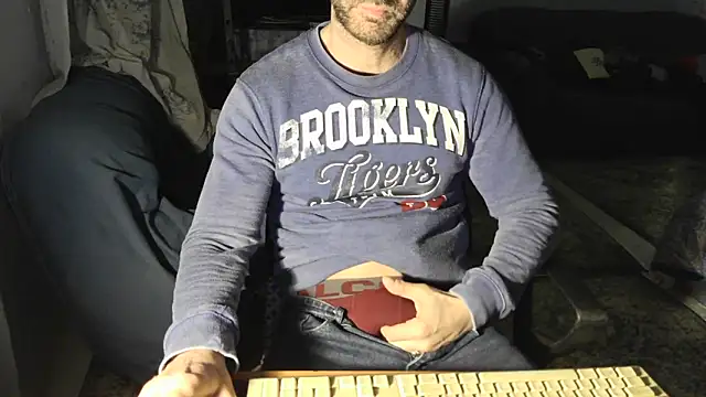 Snapshot of TebaldHot chatting on 03-21-25, 01:34 TebaldHot online show from 03-21-25, 01:34