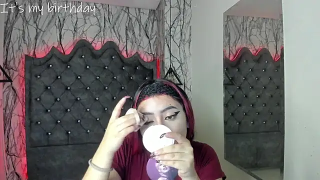 larissa01  online show from 01-28-25, 02:53