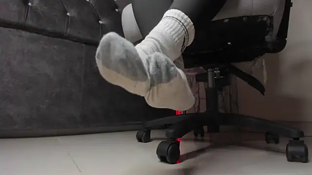 larissa01  online show from 02-08-25, 10:07