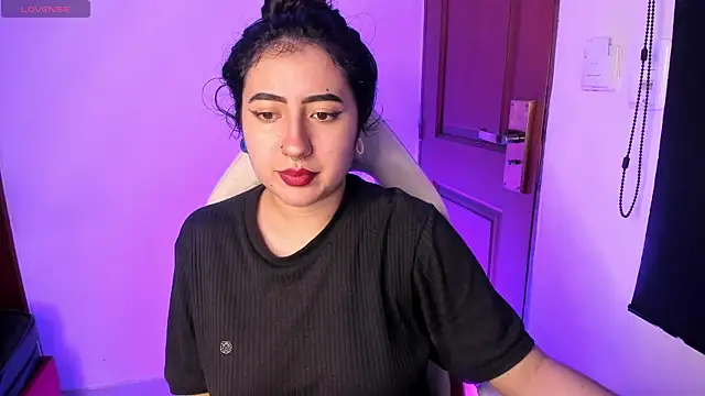 larissa01  online show from 09-28-25, 03:34