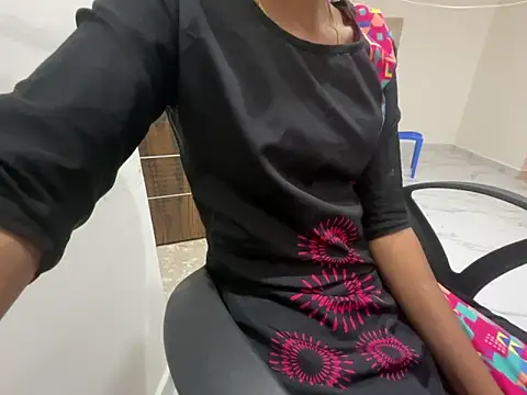 Snapshot of Honeyberose chatting on 01-07-25, 09:07 Honeyberose online show from 01-07-25, 09:07