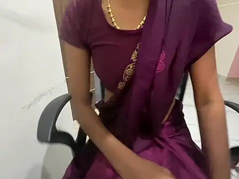 Snapshot of Honeyberose chatting on 01-08-25, 11:10 Honeyberose online show from 01-08-25, 11:10