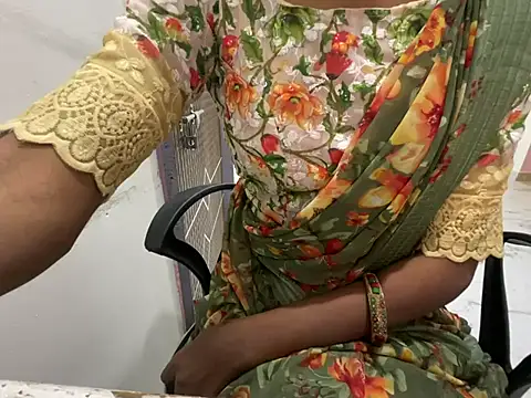 Snapshot of Honeyberose chatting on 01-10-25, 06:42 Honeyberose online show from 01-10-25, 06:42