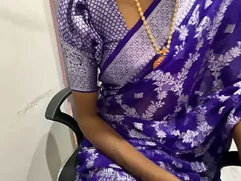 Snapshot of Honeyberose chatting on 01-16-25, 11:37 Honeyberose online show from 01-16-25, 11:37