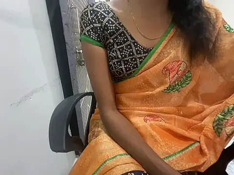 Snapshot of Honeyberose chatting on 01-20-25, 06:10 Honeyberose online show from 01-20-25, 06:10