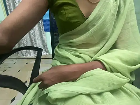 Snapshot of Honeyberose chatting on 02-01-25, 06:32 Honeyberose online show from 02-01-25, 06:32