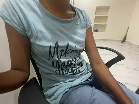 Snapshot of Honeyberose chatting on 02-04-25, 04:29 Honeyberose online show from 02-04-25, 04:29