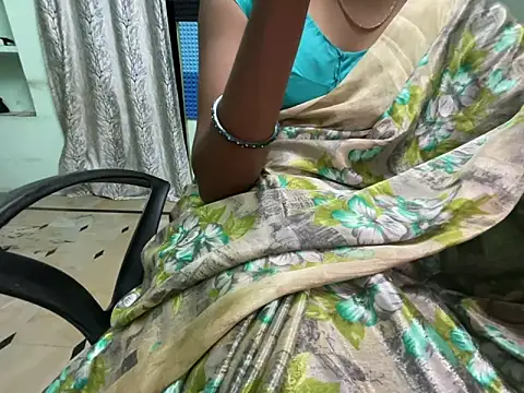 Snapshot of Honeyberose chatting on 02-05-25, 06:24 Honeyberose online show from 02-05-25, 06:24