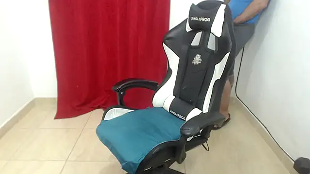 Snapshot of seux-88 chatting on 09-13-25, 12:32 seux-88 online show from 09-13-25, 12:32