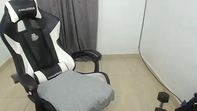 Snapshot of seux-88 chatting on 10-25-25, 11:29 seux-88 online show from 10-25-25, 11:29