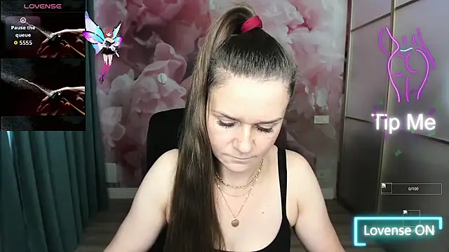 Snapshot of AriaGray chatting on 10-16-25, 01:45 AriaGray online show from 10-16-25, 01:45