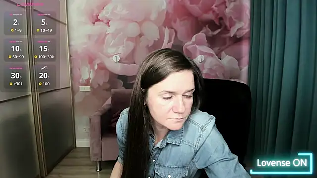 Snapshot of AriaGray chatting on 10-30-25, 01:56 AriaGray online show from 10-30-25, 01:56