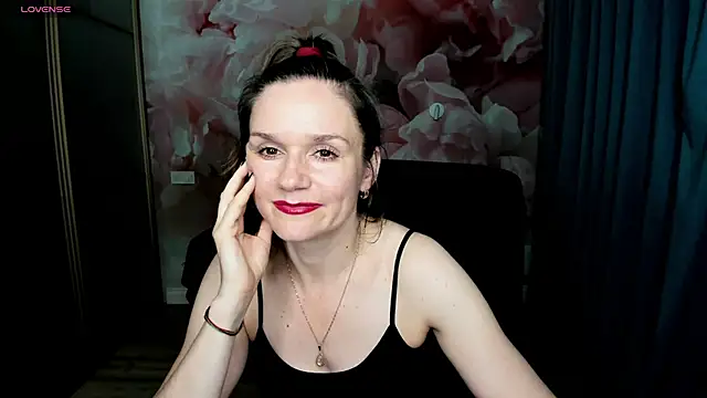 Snapshot of AriaGray chatting on 11-25-25, 02:22 AriaGray online show from 11-25-25, 02:22