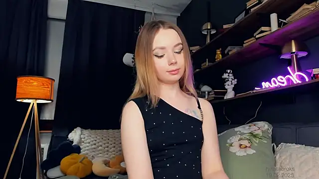 Snapshot of DominikaElis chatting on 02-20-25, 12:41 DominikaElis online show from 02-20-25, 12:41