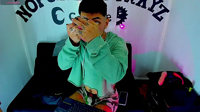 Snapshot of Piggy_Eddy chatting on 11-05-25, 05:18 Piggy Eddy online show from 11-05-25, 05:18