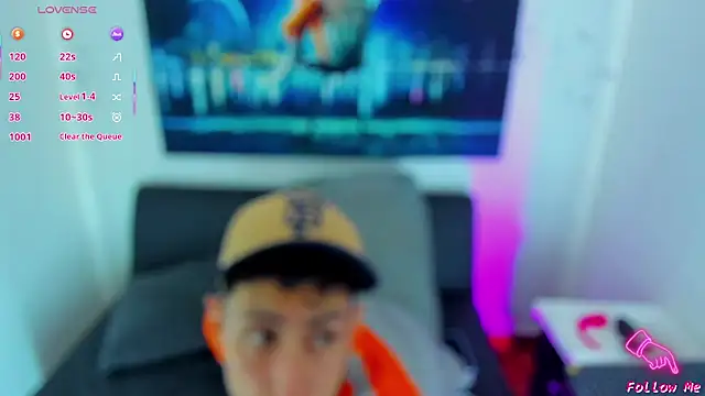 Snapshot of Piggy_Eddy chatting on 11-18-25, 02:43 Piggy Eddy online show from 11-18-25, 02:43