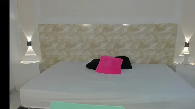 Snapshot of AliceRoss0 chatting on 11-26-25, 11:28 AliceRoss0 online show from 11-26-25, 11:28