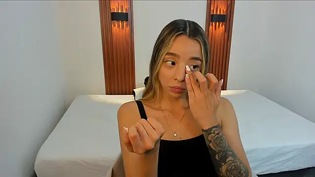 Snapshot of AliceRoss0 chatting on 12-04-25, 08:39 AliceRoss0 online show from 12-04-25, 08:39