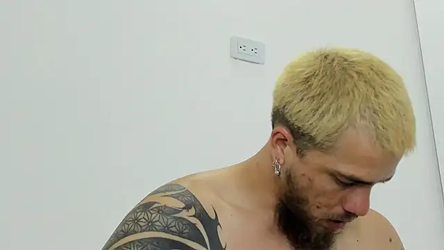 Snapshot of Beard_xox chatting on 06-11-26, 02:44 Beard xox online show from 06-11-26, 02:44