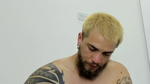 Snapshot of Beard_xox chatting on 06-11-26, 02:53 Beard xox online show from 06-11-26, 02:53